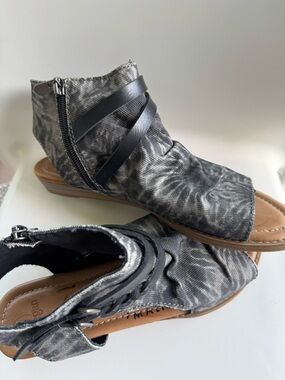 Blowfish Gray Tie-Dye Open-Toe Ankle Sandal